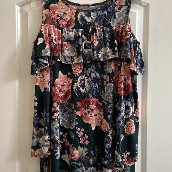 NWOT Floral cold shoulder top in size M - Picture 3 of 5